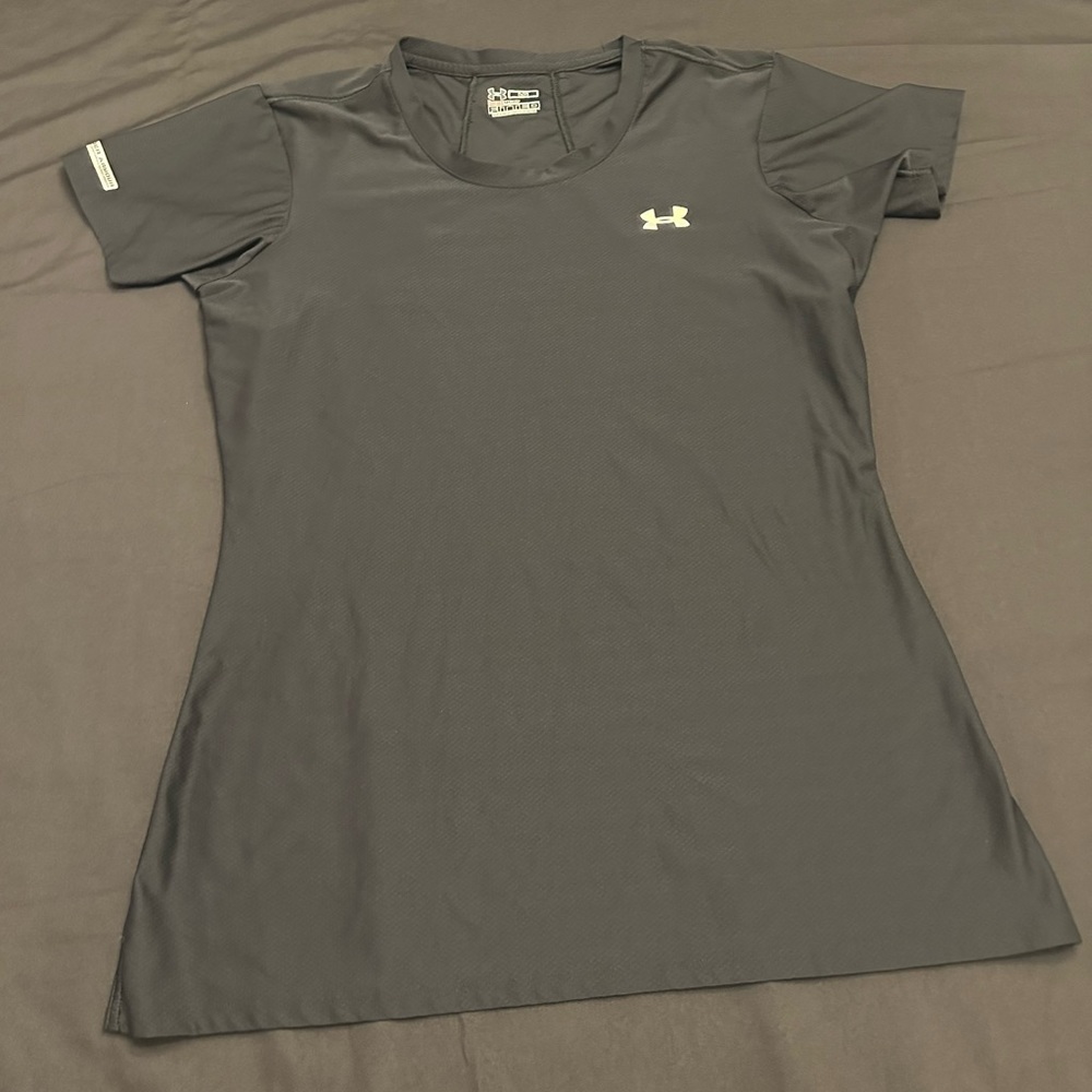 Under Armour HeatGear fitted women’s black shortsleeve teeshirt. Size large